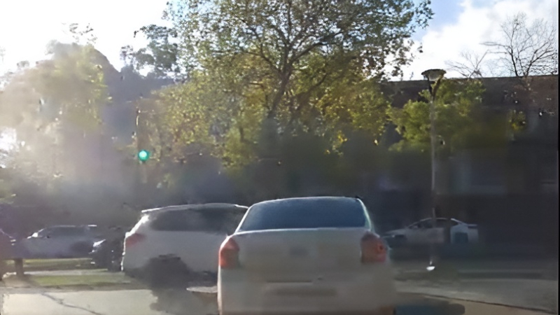 Nadie respeta el semáforo que da salida a vehículos de la UNNE