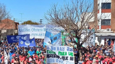 Multitudinaria marcha en apoyo a los trabajadores de Vassalli