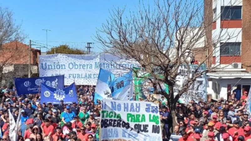 Multitudinaria marcha en apoyo a los trabajadores de Vassalli