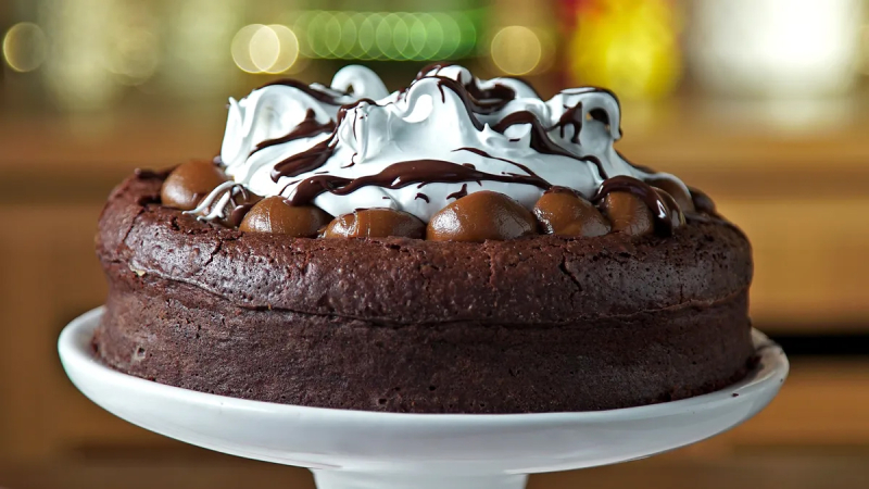 Cómo hacer la torta de chocolate viral que mezcla dos clásicos: chocotorta y marquise