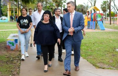 Zdero recorrió localidades: aniversarios, anuncios y colorido estudiantil