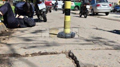 Una grieta en avenida Italia se convirtió en una trampa mortal para motociclistas