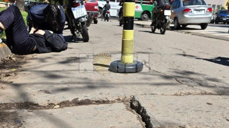 Una grieta en avenida Italia se convirtió en una trampa mortal para motociclistas