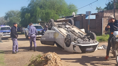 Tres detenidos tras el robo de un auto con persecución, choque y vuelco