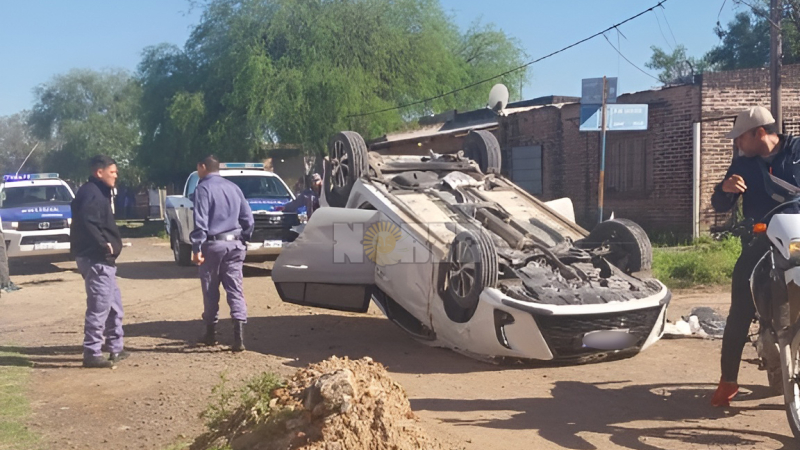 Tres detenidos tras el robo de un auto con persecución, choque y vuelco