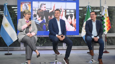 El gobierno inició la entrega de tablets para mejorar el aprendizaje en lectura y escritura