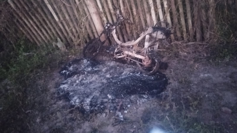 Buscan a una joven desaparecida: hallaron su moto quemada en una vivienda abandonada