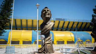 Central inauguró un busto de Miguel Ángel Russo