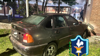 Perdió el control de su auto y chocó contra el muro de una escuela en Machagai