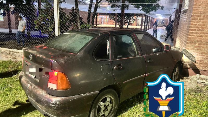 Perdió el control de su auto y chocó contra el muro de una escuela en Machagai