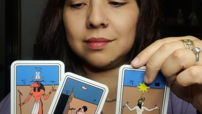 Se viene una noche de tarot, vino y libros