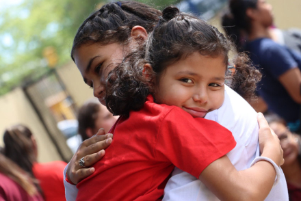 abrazo-con-cuidadora.jpg