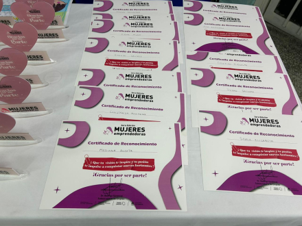 Entrega de certificados a mujeres (1).jpg