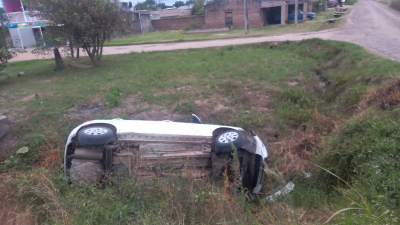 Despiste en la ruta 90: automovilista con aliento alcohólico terminó en una alcantarilla