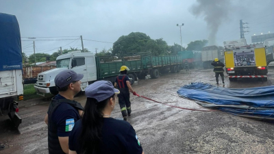 Momento de extrema tensión: incendio en camión cargado con carbón en una estación de servicio