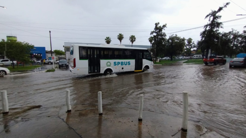 Las intensas precipitaciones volvieron a anegar calles en Sáenz Peña