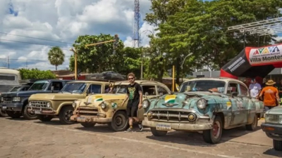 Llega a General Pinedo la expedición de Autos Peabirú