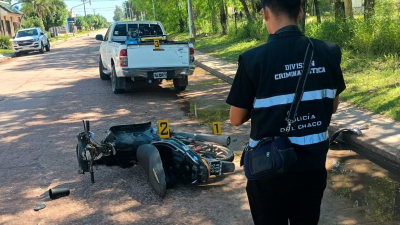 Joven en grave estado tras chocar su motocicleta con una camioneta