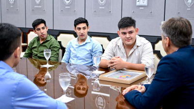 El gobernador Zdero recibió al grupo trinar, tras su destacada actuación en Cosquín