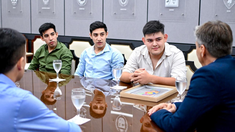 El gobernador Zdero recibió al grupo trinar, tras su destacada actuación en Cosquín
