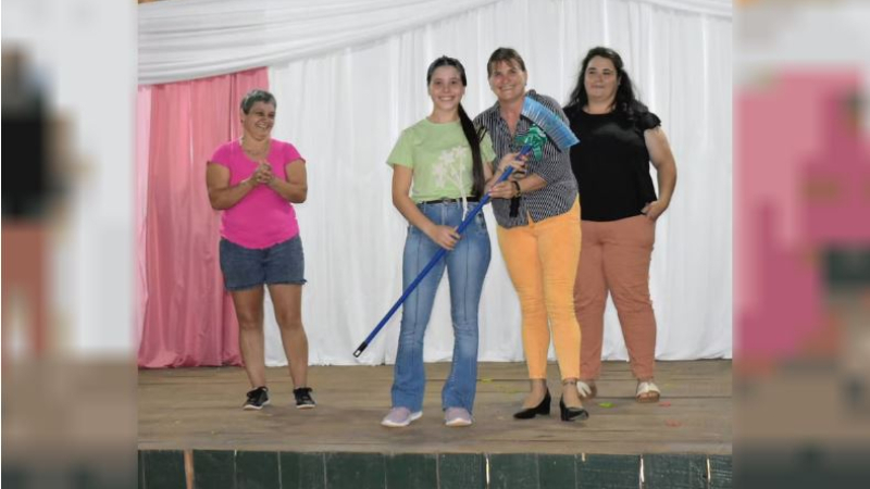 Polémica en Misiones: un municipio regaló baldes, escobas y escurridores por el Día de la Mujer