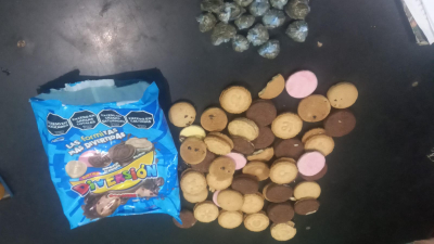 Cayó en la guardia: intentó pasar marihuana escondida en galletitas para su novio preso
