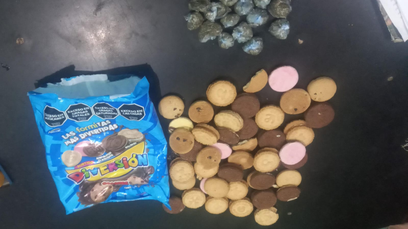Cayó en la guardia: intentó pasar marihuana escondida en galletitas para su novio preso