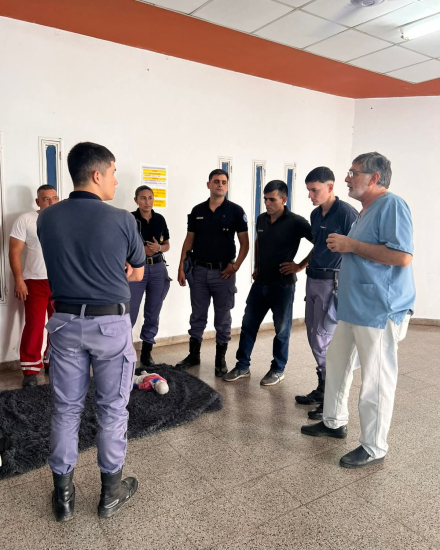 Personal de salud capacitó a efectivos policiales en respuesta ante emergencias en Las Lomitas (5).jpeg
