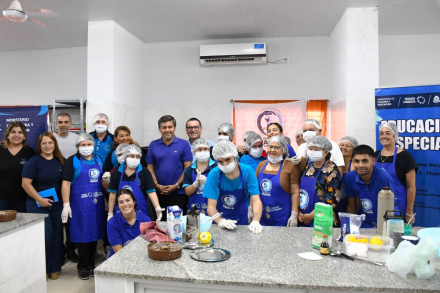 En la Escuela Especial N° 1 elaboraron roscas de Pascuas en jornada especial organizada por el PAIPPA.jpg