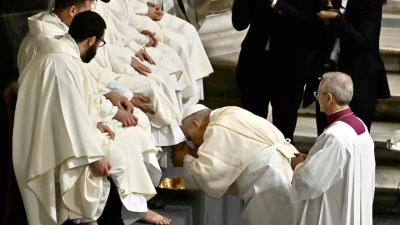 León XIV retoma la tradición: les lavó los pies a 12 curas y llamó a los católicos a servir a los oprimidos
