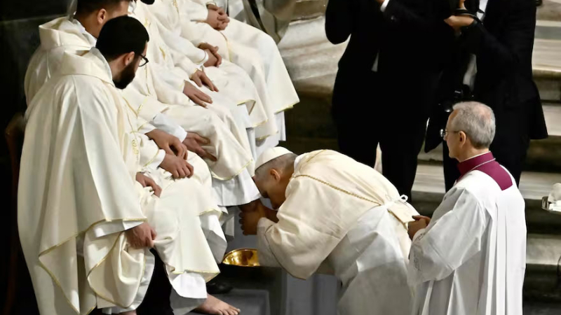 León XIV retoma la tradición: les lavó los pies a 12 curas y llamó a los católicos a servir a los oprimidos