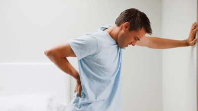 Dolor de espalda al despertar: las 4 causas más comunes y cómo solucionarlas