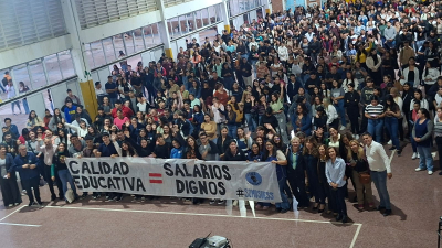 Docentes y estudiantes se movilizaron en Resistencia: reclaman salarios dignos y políticas contra el bullying escolar