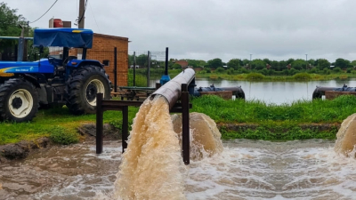 En Sáenz Peña se realizan trabajos de limpieza de canales y supervisan los sistemas de bombeos