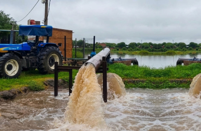 En Sáenz Peña se realizan trabajos de limpieza de canales y supervisan los sistemas de bombeos