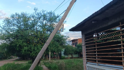 Preocupación de vecinos por un poste a punto de caer