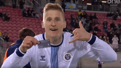 Un futbolista convirtió un gol y lo festejó promocionando su segundo trabajo