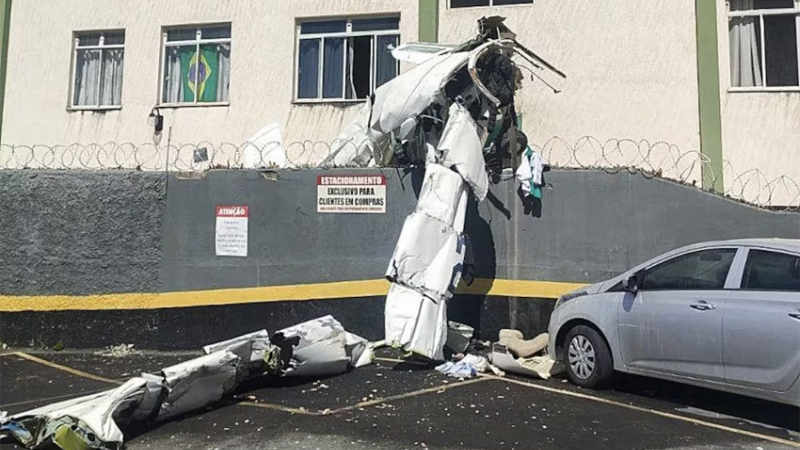 Tragedia aérea: una avioneta se estrelló contra un edificio y murieron sus tripulantes