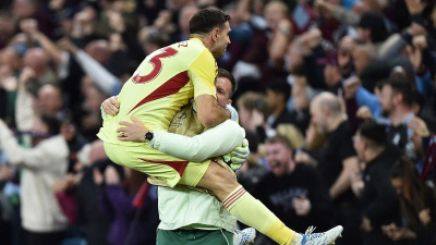 El Aston Villa goleó al Nottingham Forest y enfrentará al Friburgo en la gran final