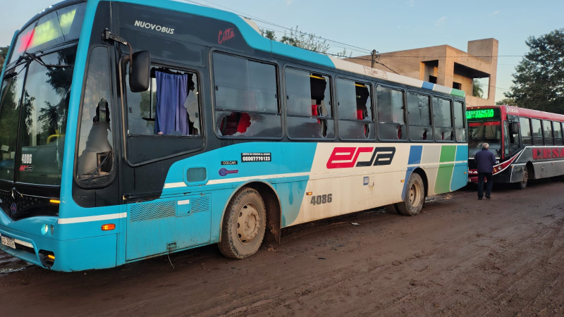 Dice que dañó un colectivo porque el chofer le cerró el paso