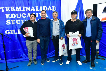 El vicegobernador participo del acto de apertura del Plan de Terminalidad Educativa Secundaria en el Polideportivo del barrio La Paz (2).jpg