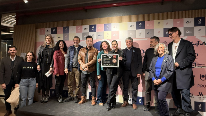 Una obra que abraza la memoria: "Abrigo tu recuerdo" ganó el Premio UNNE en ArteCo 2026