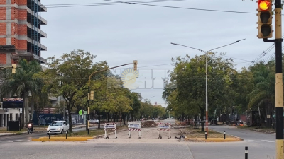 Pozos, carteles y escombros: el reclamo que crece en plena avenida Las Heras