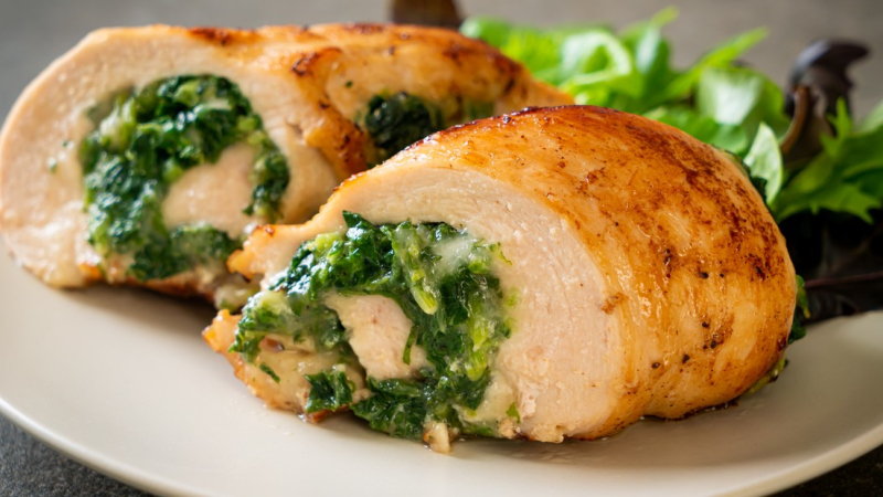 Así se preparan las más ricas pechugas rellenas con espinaca y queso