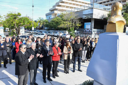 Profesionales de Ciencias Económicas celebraron su día con un acto en el Mástil Municipal