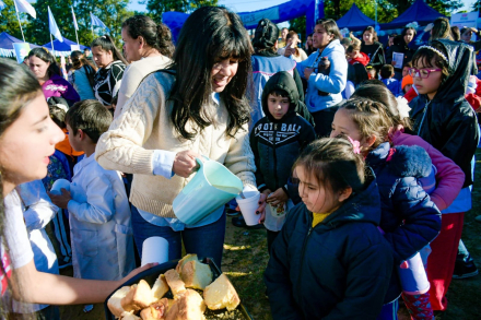 Tarde de kermesse y juegos comunitarios para las familias del barrio Antenor Gauna 2