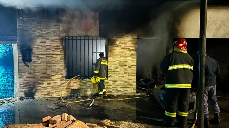 Un incendio destruyó gran parte de una panadería y provocó importantes pérdidas materiales