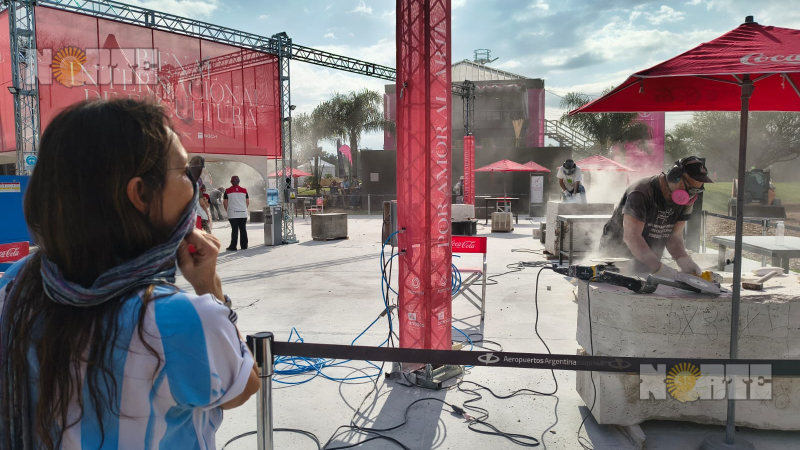 Bienal del Chaco: los escultores ya transforman el mármol en arte