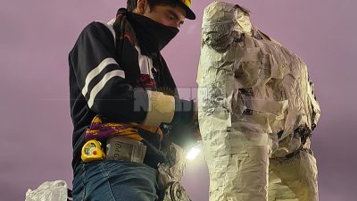Lautaro González vuelve a la Bienal con una obra de tres metros y hecha con papel de diario
