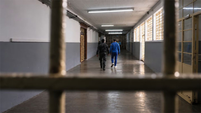 Un detenido no quiere abandonar la prisión porque se enamoró de otro recluso